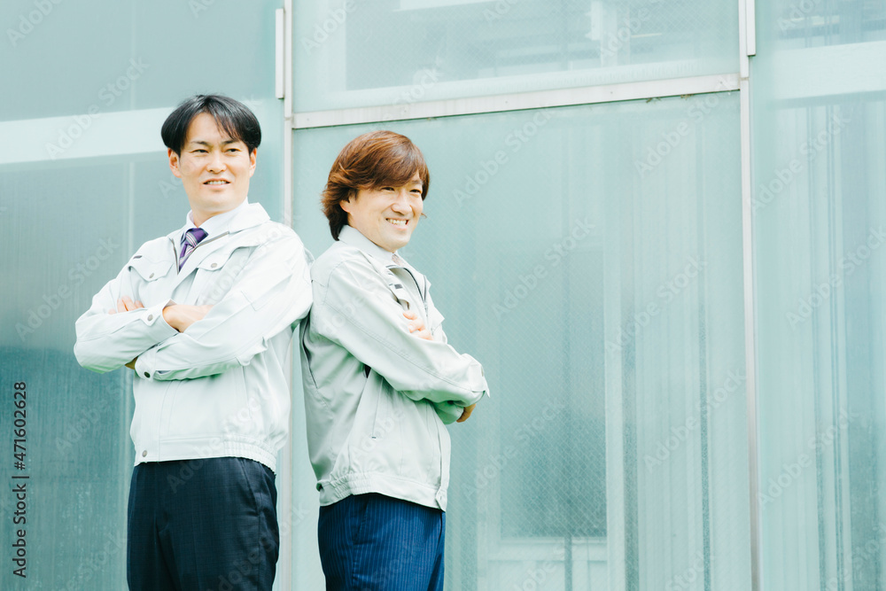 作業服を着た男性(2人)
作業服を着た男性(2人)