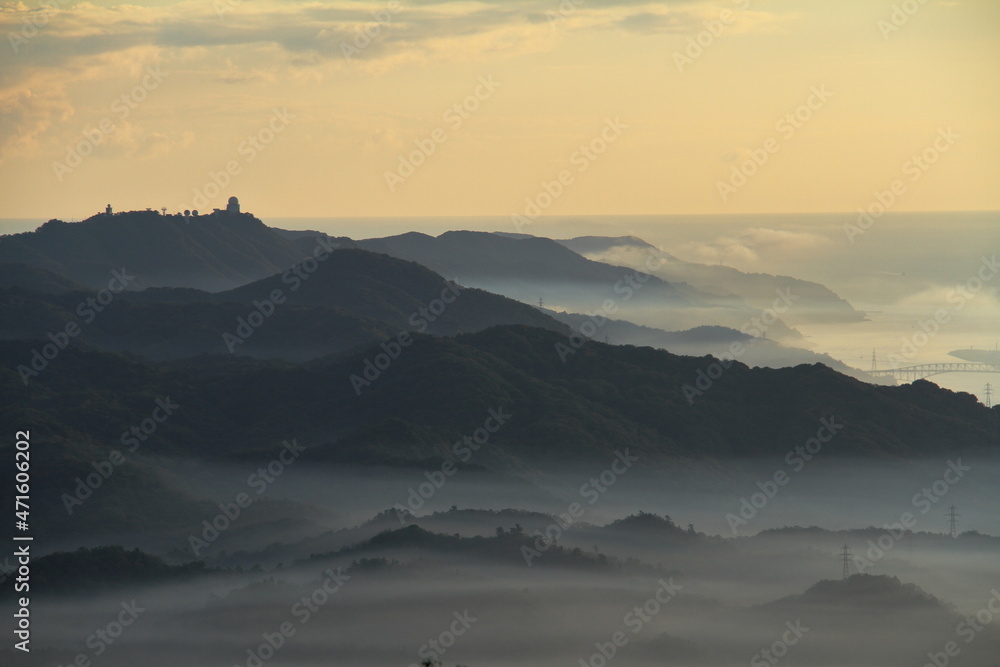 Fototapeta premium 朝霧に包まれる山陰の島根半島