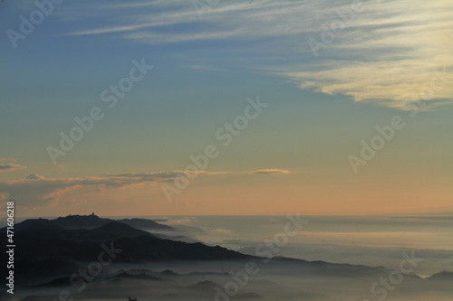 朝霧に包まれる山陰の島根半島