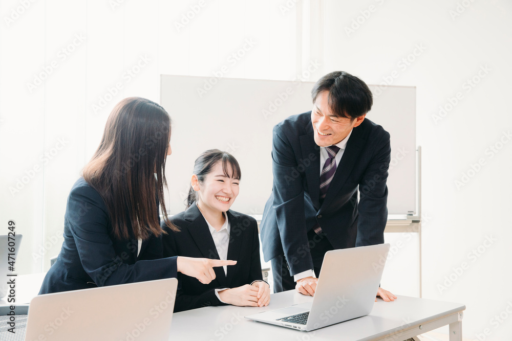 Obraz premium コミュニケーションをとる会社員（3人） 