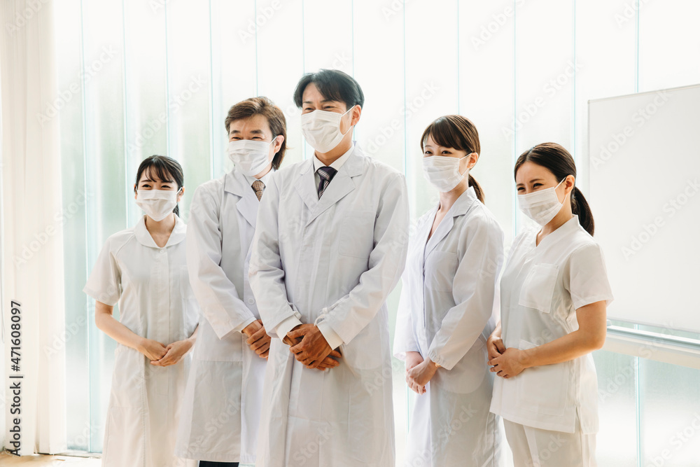 マスクをした白衣姿の男女（5人）
