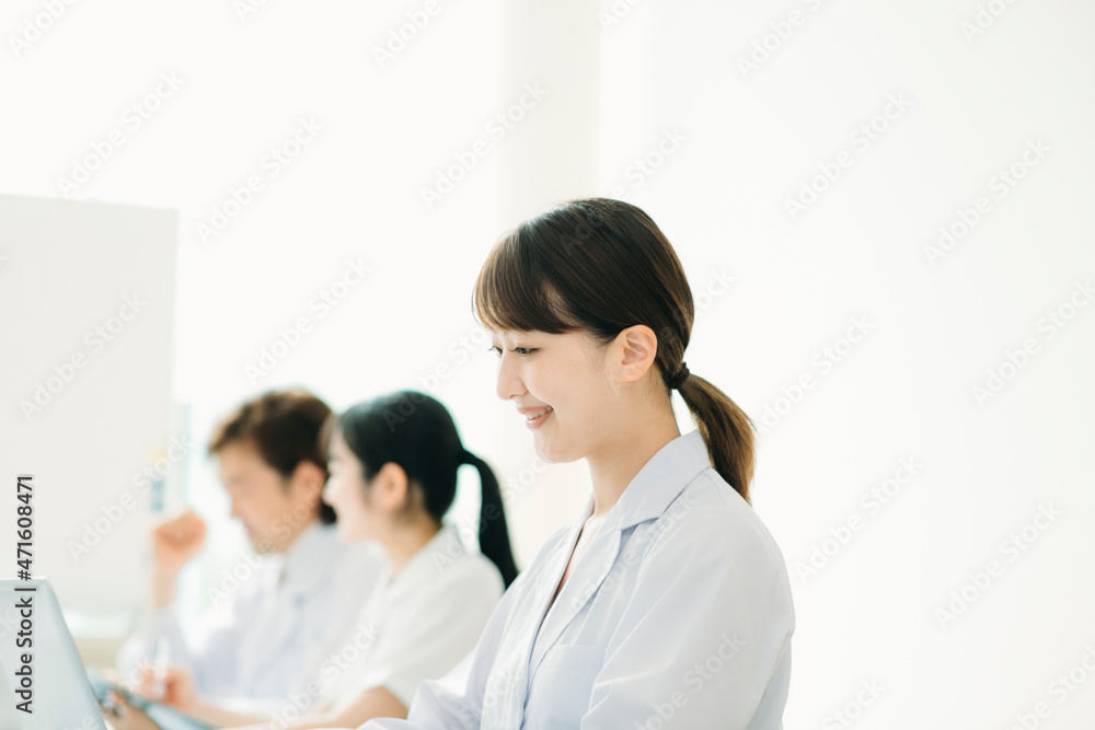 白衣を着た女性(パソコン)
白衣を着た女性(パソコン)
