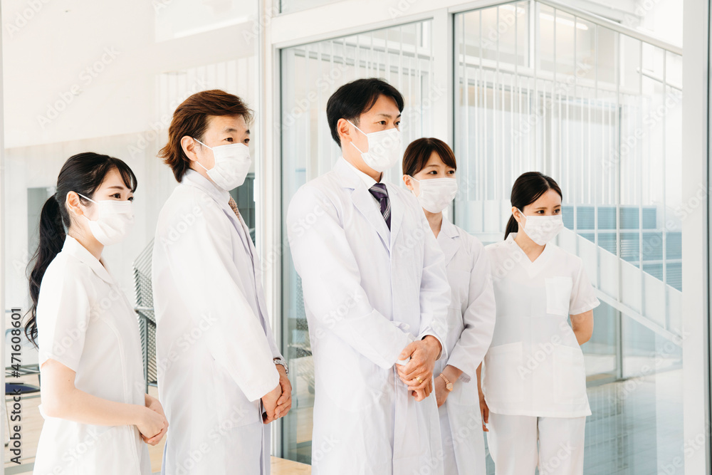 マスクをした白衣姿の男女(5人)
マスクをした白衣姿の男女(5人)