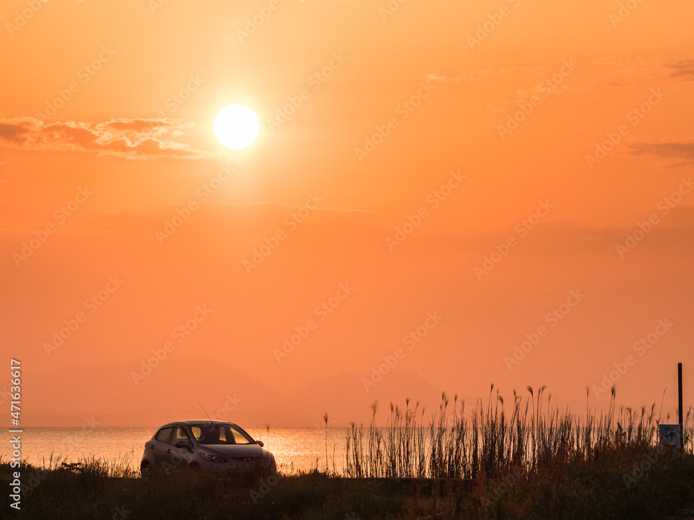宍道湖の日の出と車