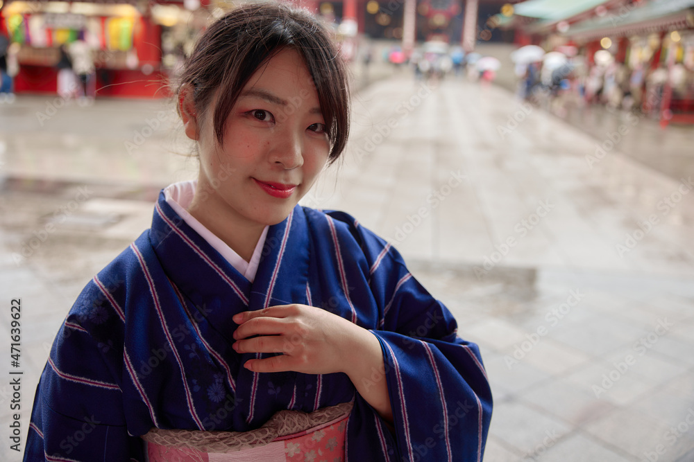 Fototapeta premium 浅草の浅草寺の前で微笑む着物姿の日本人女性