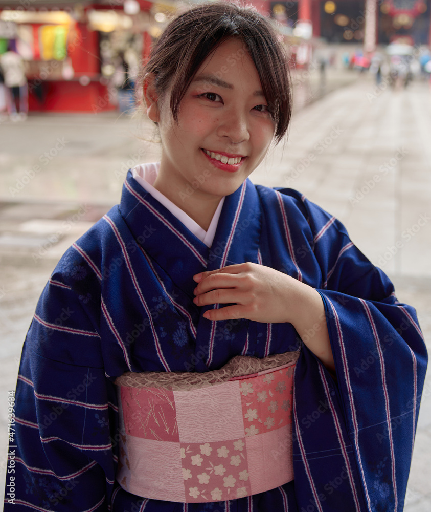 浅草の浅草寺の前で微笑む着物姿の日本人女性 Stock Photo Adobe Stock