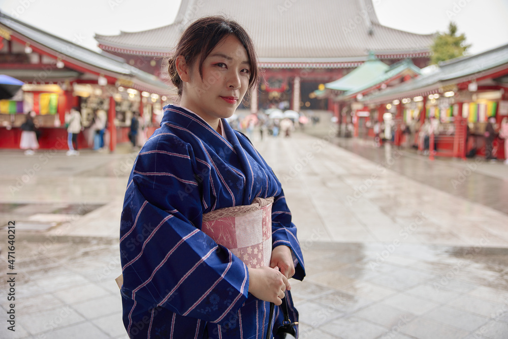 浅草の浅草寺の前で微笑む着物姿の日本人女性