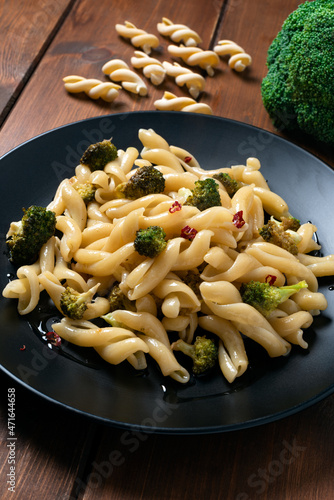 Piatto di deliziose trecce con broccoli e peperoncino, Pasta Italiana 