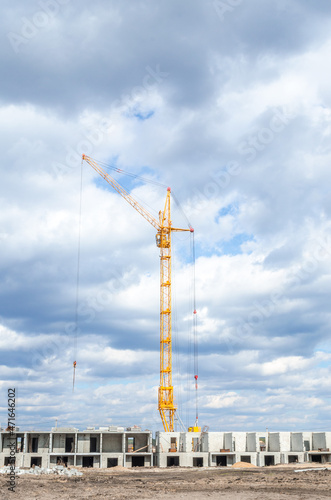 Lifting crane and construction site