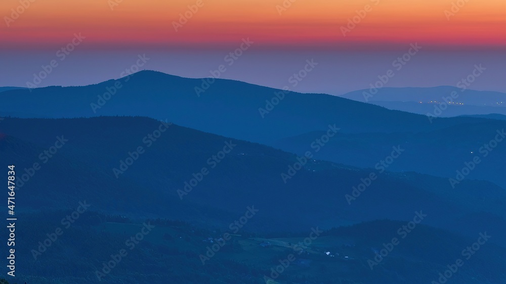 Widok o wschodzie słońca z wieży widokowej na górze Gorc