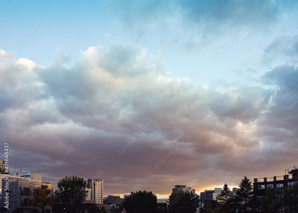 Fototapeta premium 노을이 살짝 드러나는 하늘과 구름