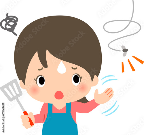ハエを追い払う料理中の女性