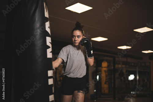  an underage girl hitting a punching bag. ©  Yistocking