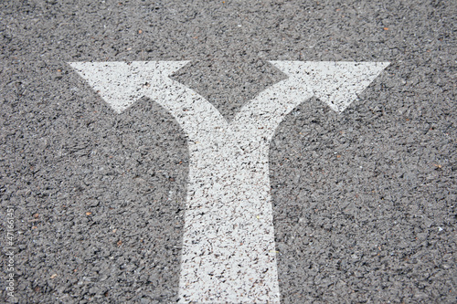 фотографія decision and choices concept. arrows separated on the road