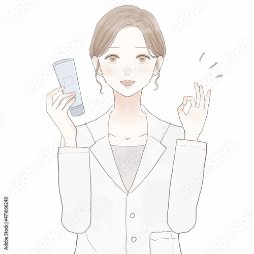 化粧品を持ってOKサインを出す女性医師
