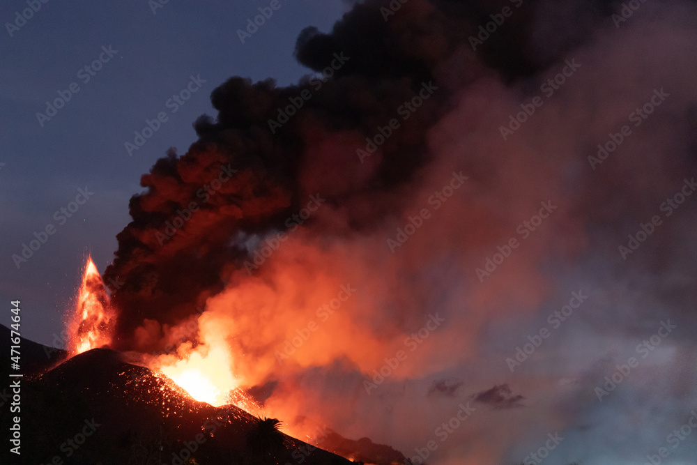 Título: Cumbre Vieja / La Palma (Canary Islands) 2021/10/27 Medium exposure shot from Cumbre Vieja volcano eruption showing the two most active lava vents.