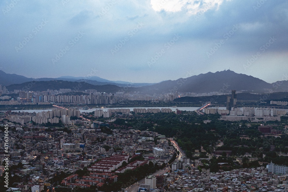 Obraz premium 서울의 비 구름