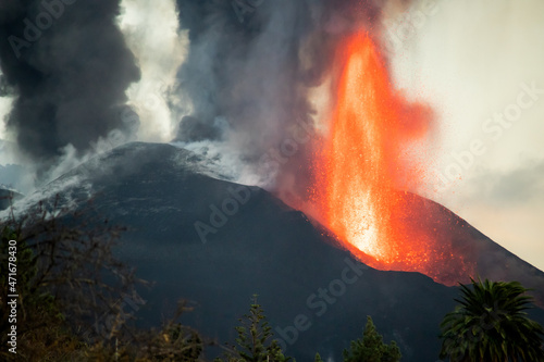 Cumbre Vieja / La Palma (Canary Islands) 2021/10/26 The main cone with the main lava vent of the Cumbre vieja volcano eruption.