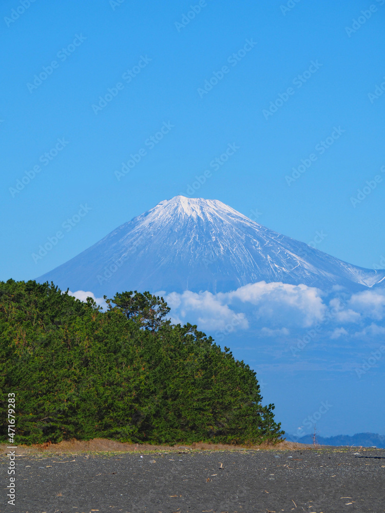 青空と冠雪した富士山