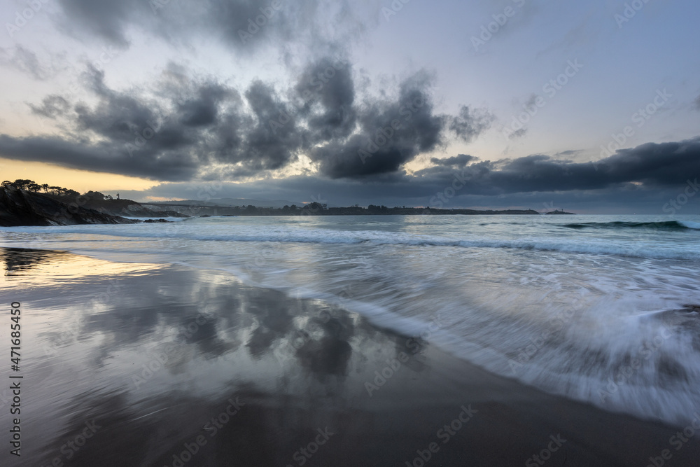Obraz premium The magnificent beaches of the north in autumn, leave magnificent compositional prints!
