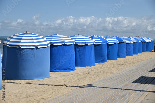 Tentes de plage à Blonville-sur-Mer en Normandie, France