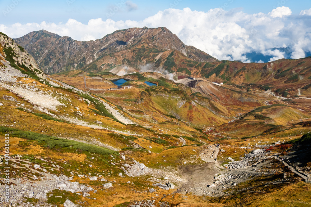 紅葉に色付く立山室堂の立山三山からの眺望 紅葉に色付く立山室堂の立山三山からの眺望