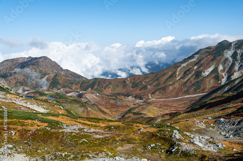 紅葉に色付く立山室堂の立山三山からの眺望