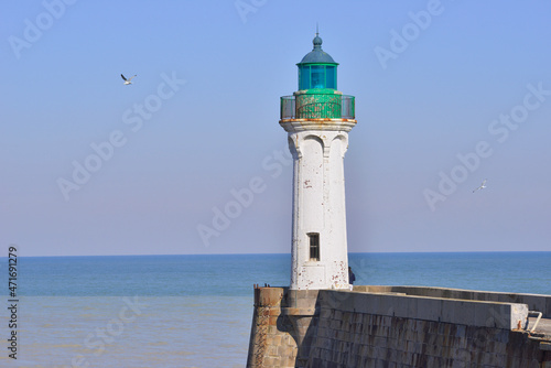 Droit face à l'océan sous le ciel bleu, Le phare de Saint-Valery-en-Caux (76460), département de Seine-Maritime en région Normandie, France