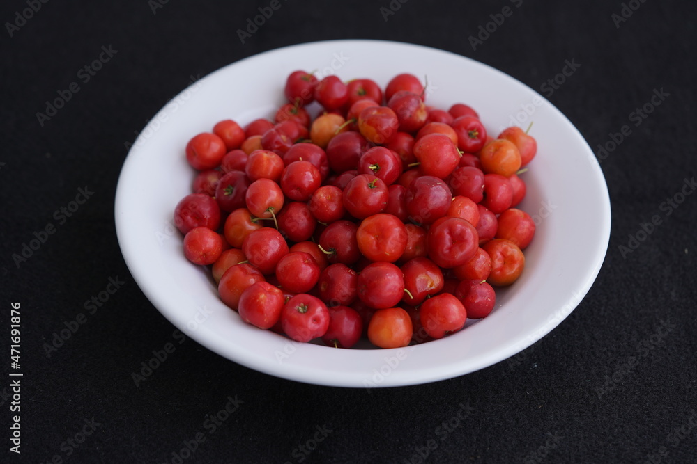 Malpighia glabra is a tropical fruit of the Malpighiaceae family. Acerola are among those with the highest levels of vitamin C; 100 g fresh juice contains up to approx. 1000-1500 mg of the vitamin. Malpighia glabra is a tropical fruit of the Malpighiaceae family. Acerola are among those with the highest levels of vitamin C; 100 g fresh juice contains up to approx. 1000-1500 mg of the vitamin.