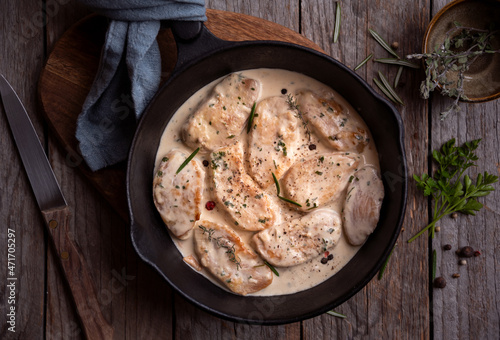 Foto Cooked chicken breast with creamy sauce in frying pan
