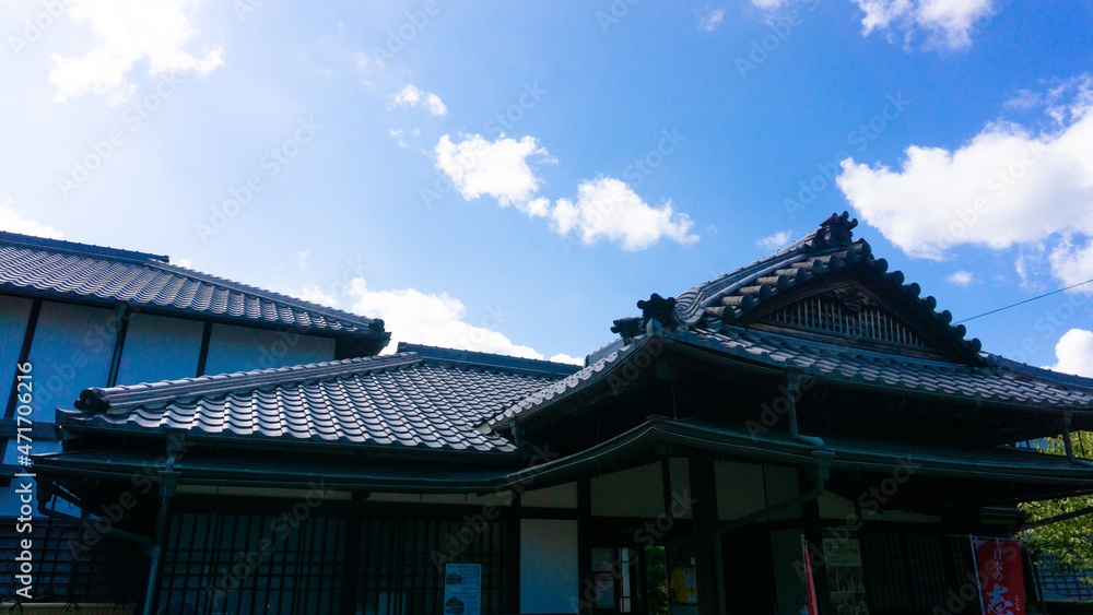 日本の古民家と青空