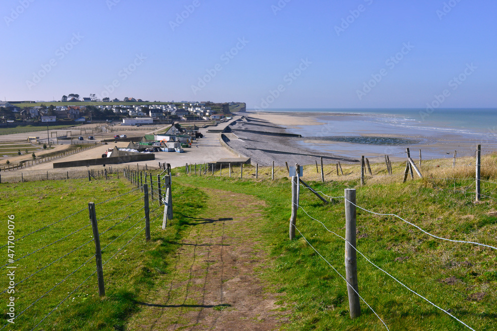 Panorama sur la plage et les quais de pêche à Saint-Aubin-sur-Mer (76740), département de la Seine-Maritime en région Normandie, France