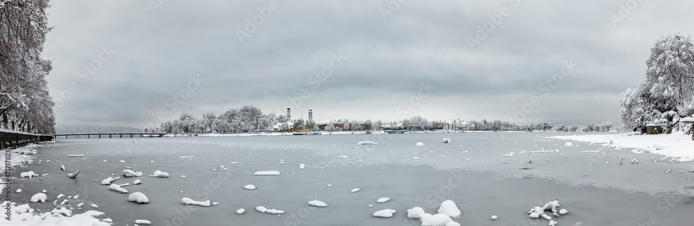 Hafenstadt Lindau im Bodensee im Winter mit Schnee