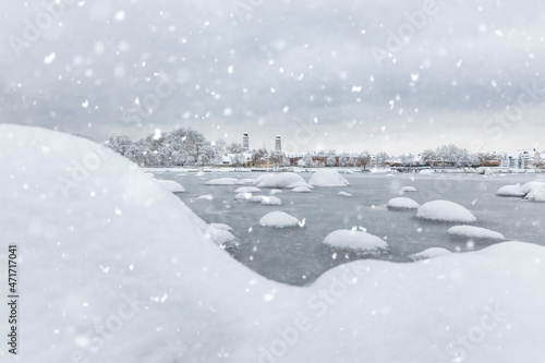 Hafenstadt Lindau im Bodensee im Winter mit Schnee © by-studio