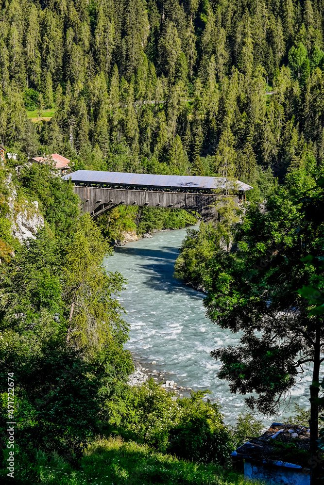 Scuol, Inn, Fluss, Inntal, Holzbrücke, Engadiner Dorf, Unterengadin, Alpen, Wanderweg, Nationalpark, Graubünden, Sommer, Schweiz