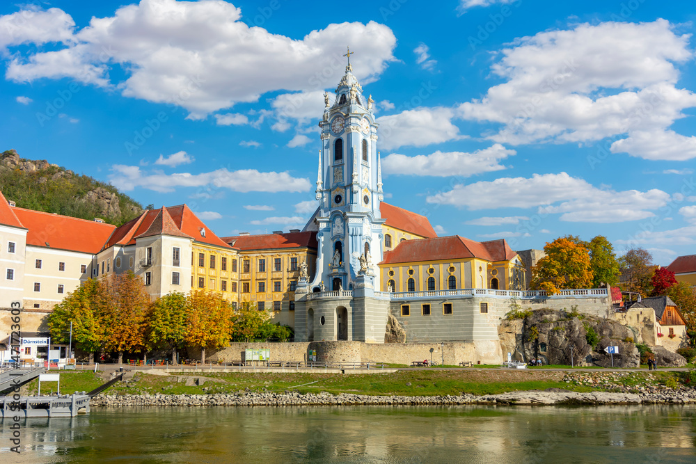 Obraz premium Durnstein town in Wachau valley in autumn, Austria
