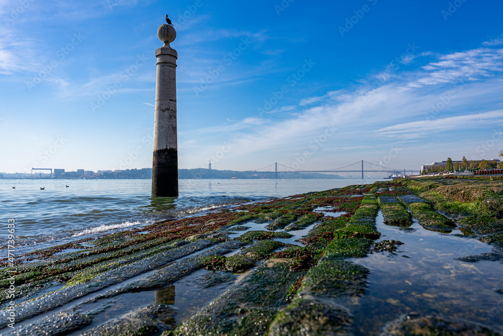 Lizbona, nabrzeże kolumn, Cais das Colunas, marmurowe schody wpadające do rzeki Tag. - obrazy, fototapety, plakaty 