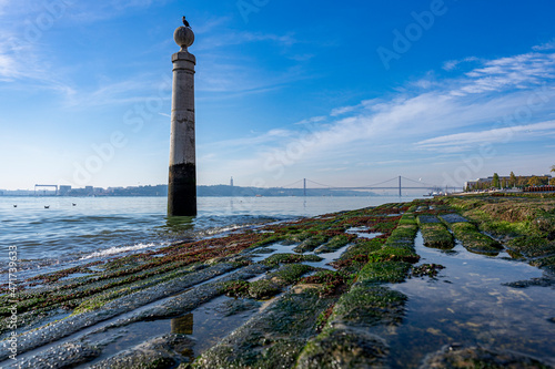 Lizbona, nabrzeże kolumn, Cais das Colunas, marmurowe schody wpadające do rzeki Tag.