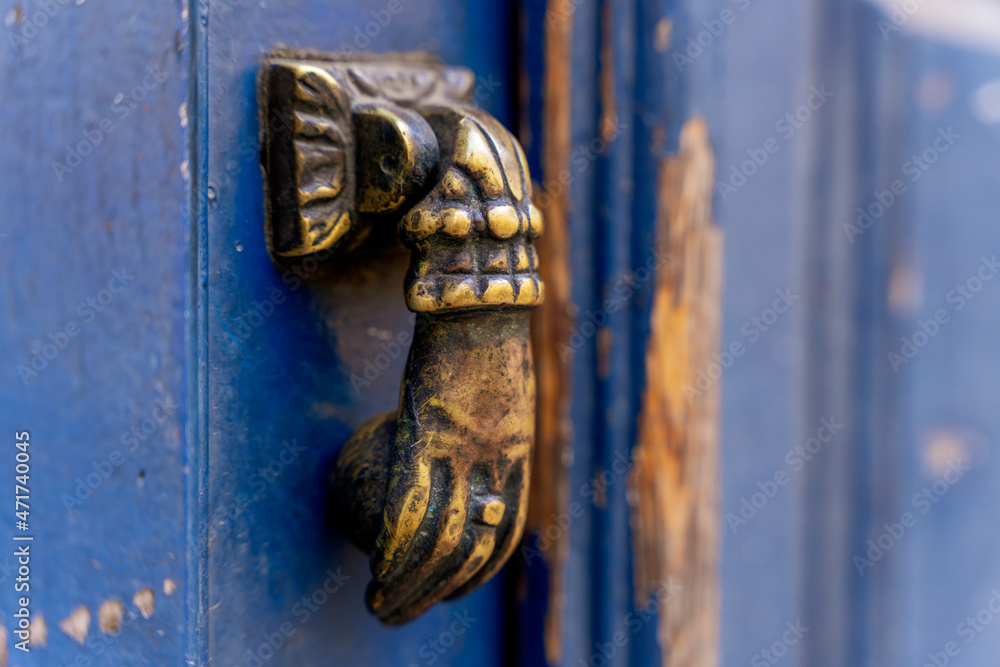 Kołatka w kształcie ręki, stara, ozdobna montowana na drzwiach. - obrazy, fototapety, plakaty 