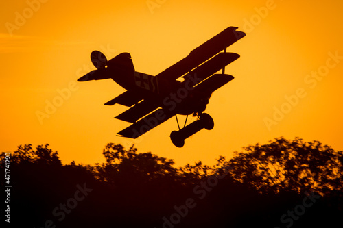 Bilde på lerret Old Fokker triplane flying into the sunset