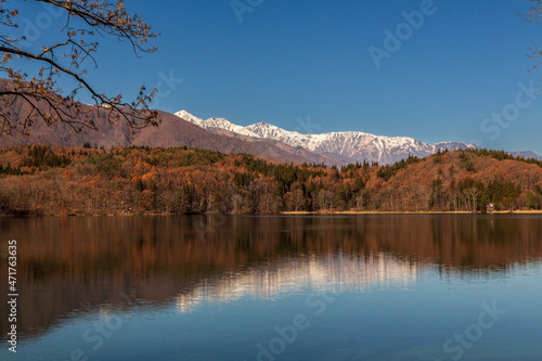 青木湖に映る紅葉と雪を被った白馬連山