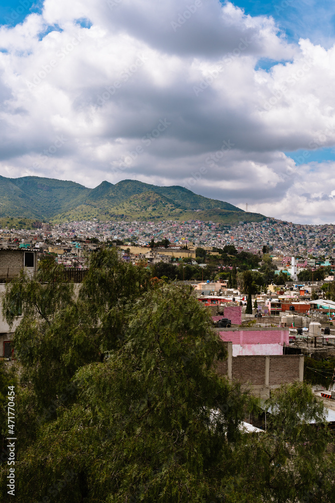Paisaje urbano en Tulpetlac Ecatepec en México - Toma hacia los cerros