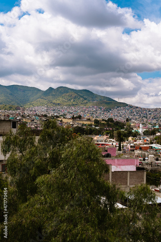 Paisaje urbano en Tulpetlac Ecatepec en México - Toma hacia los cerros © angelsesa