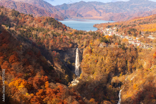 明智平ロープウエー展望台から紅葉の華厳の滝と中禅寺湖