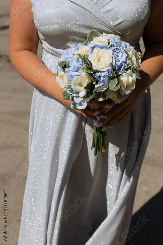 bride holding bouquet of flowers