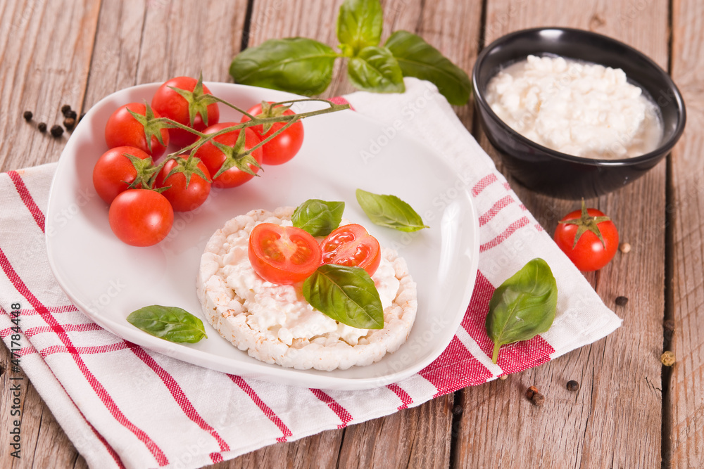 Rice cakes with milk flakes and tomato. Rice cakes with milk flakes and tomato.