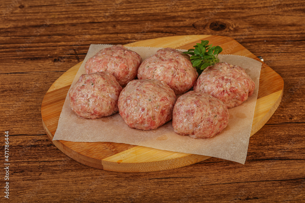 Raw turkey meatball for cooking