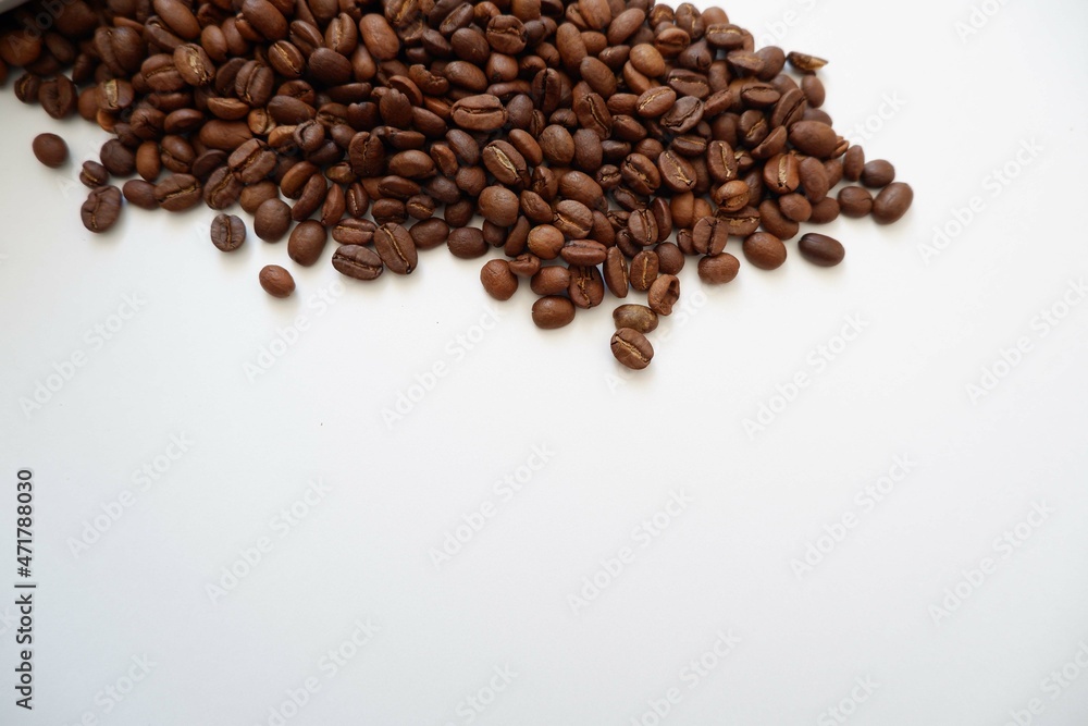 Obraz premium Coffee beans, White Cup and saucer on white background. coffee, Cafe, shop design elements. 