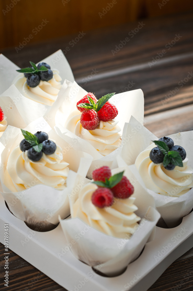 Six cream cake cones with berries 3301. Six cream cake cones with berries 3301.
