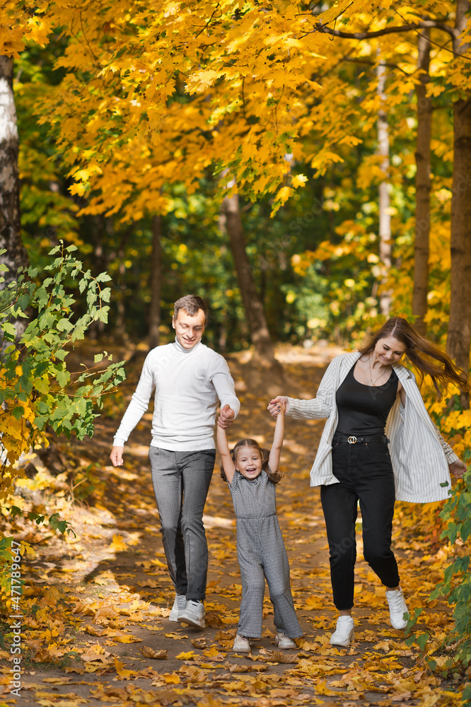Autumn walk of a young family in the forest 3373.